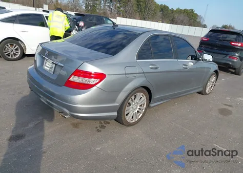 2008 Mercedes-Benz C 300 Luxury/Sport z USA, uszkodzony, nr VIN WDDGF54XX8F064031